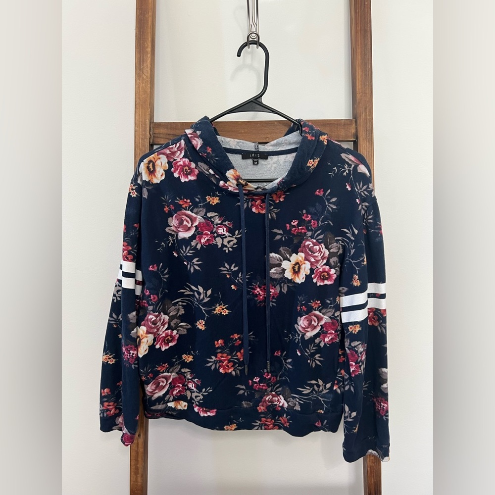 Lightly worn cropped hoodie, size medium- fits like a small